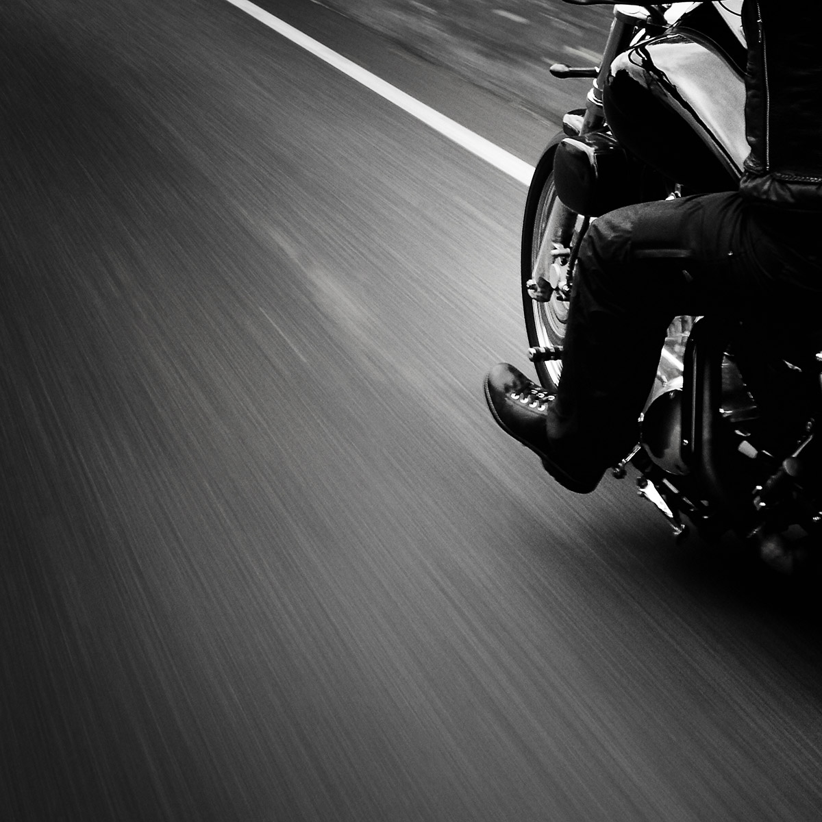 Motorrad fahrend in schwarz weiß
