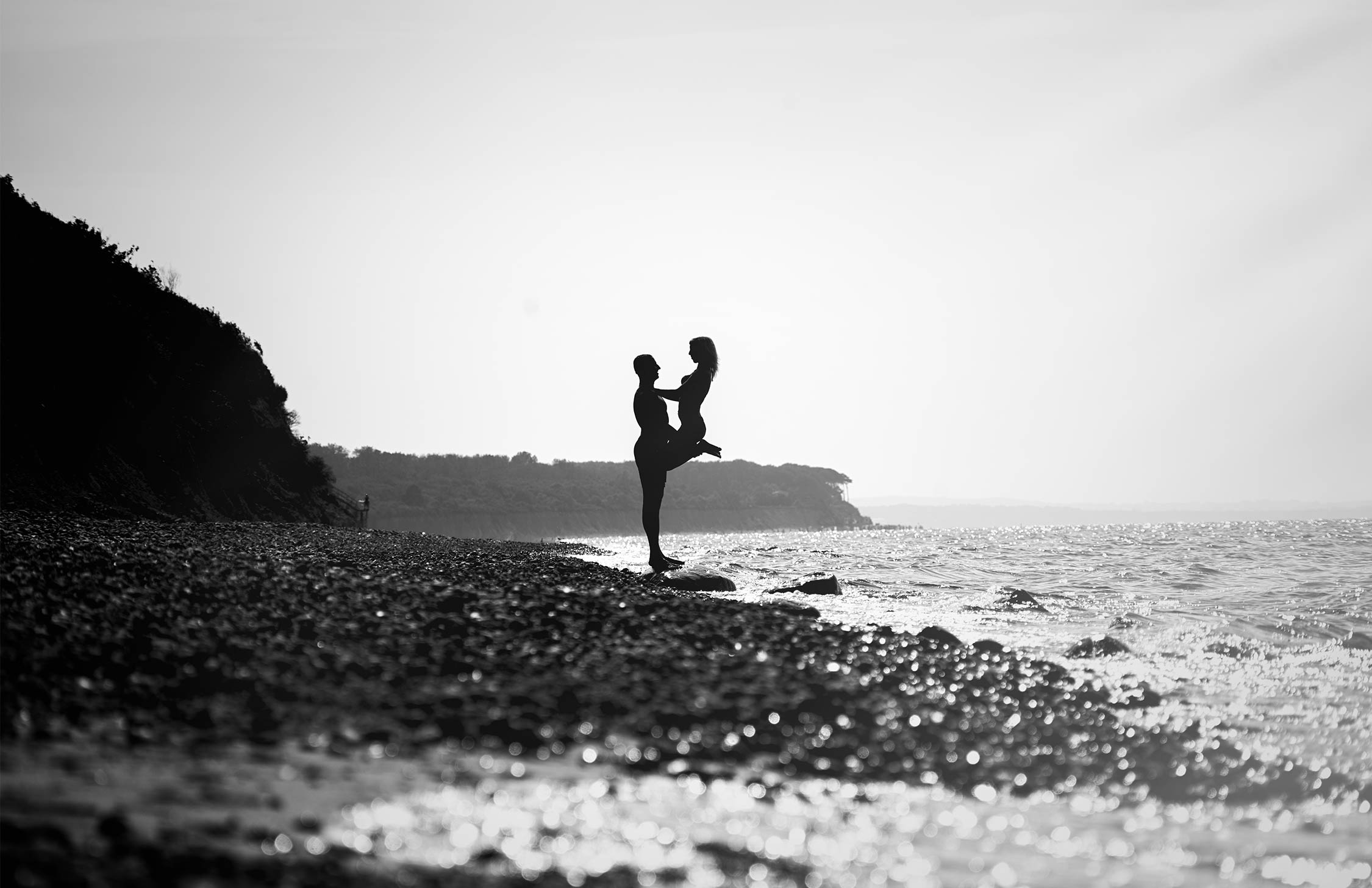 Zwei Menschen die am Strand in Warnemünde Posen